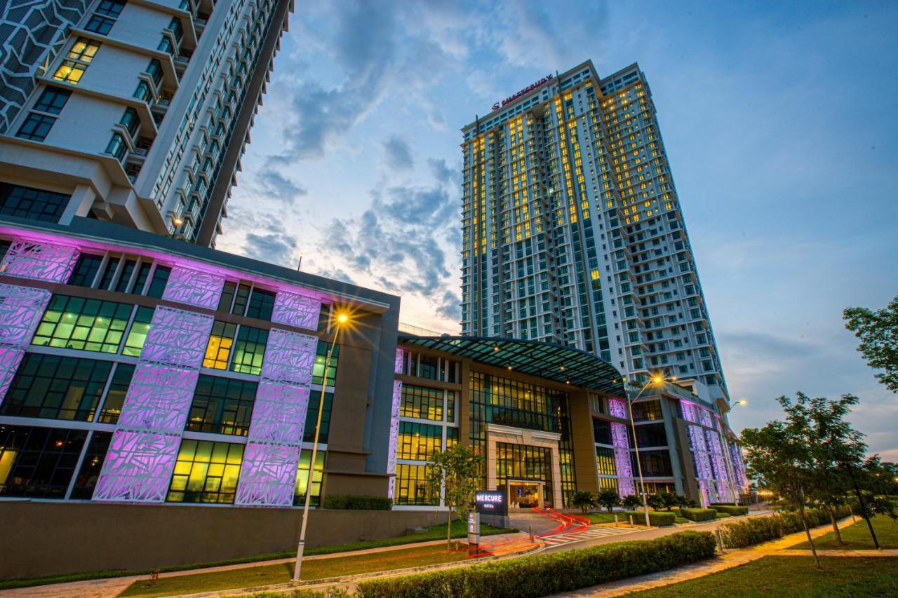 Mercure Living Putrajaya Ngoại thất bức ảnh The light and sound show at the main entrance of the complex
