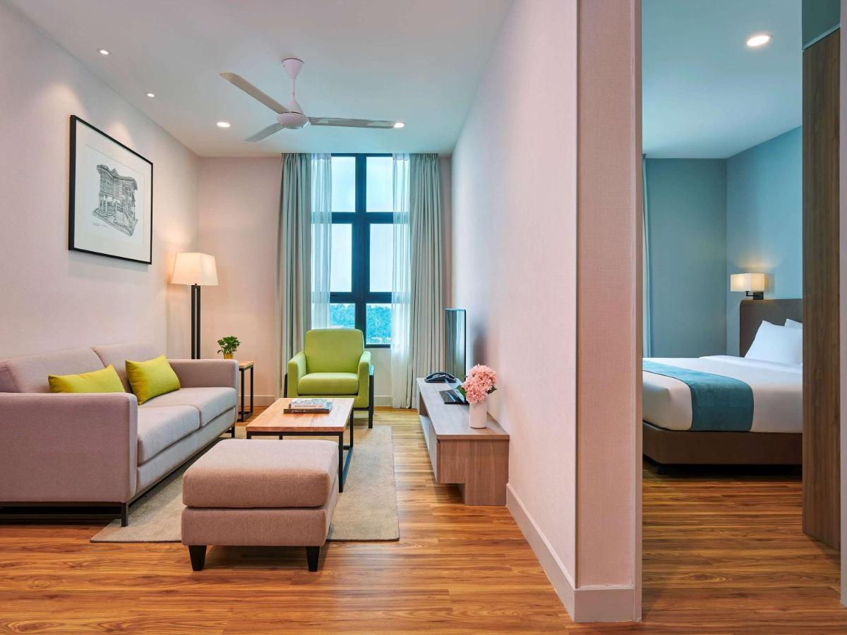 Mercure Living Putrajaya Ngoại thất bức ảnh A typical one-bedroom suite at the hotel