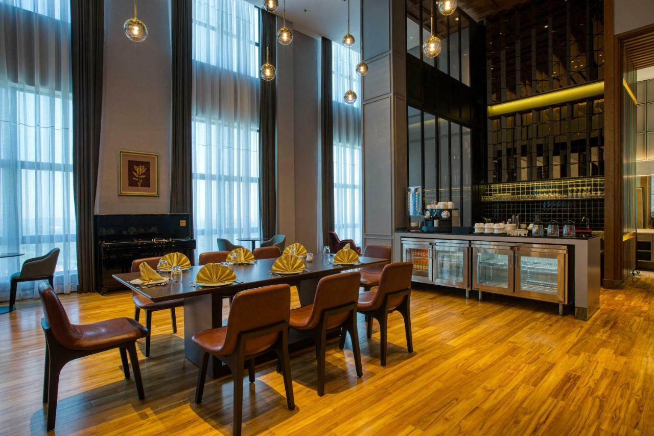 Mercure Living Putrajaya Ngoại thất bức ảnh The Royal Wing Suites and Spa
